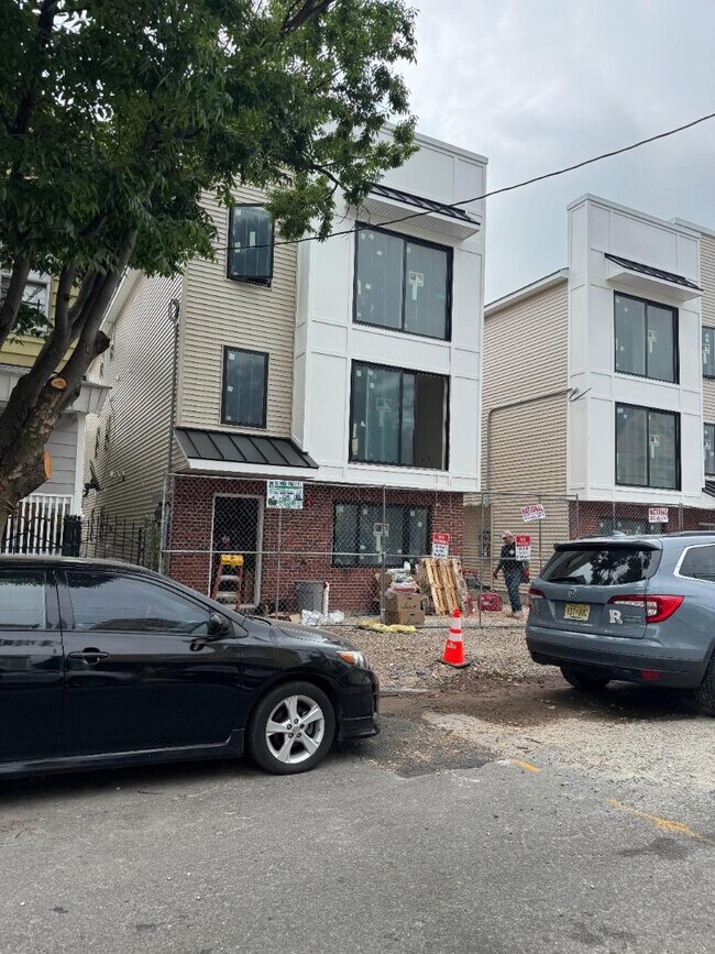 Building Photo - 225 4th St