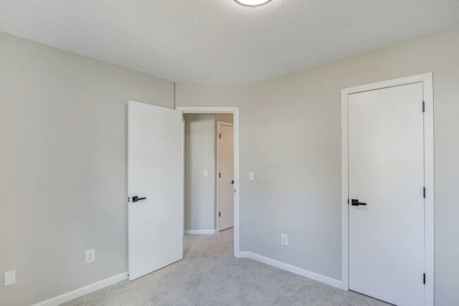 Building Photo - 404 Quartz Dr