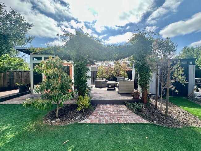 Building Photo - Palo Alto Dream Rental with Backyard Parad...