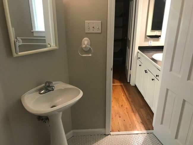 Building Photo - 2 bdrm, 2 bath home in Grant Park