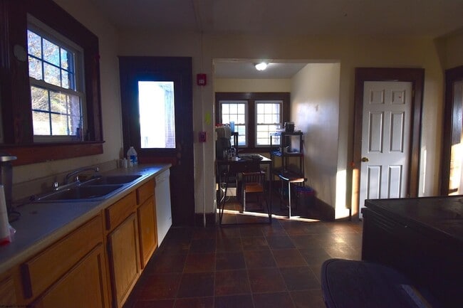 Building Photo - 678 Spruce St