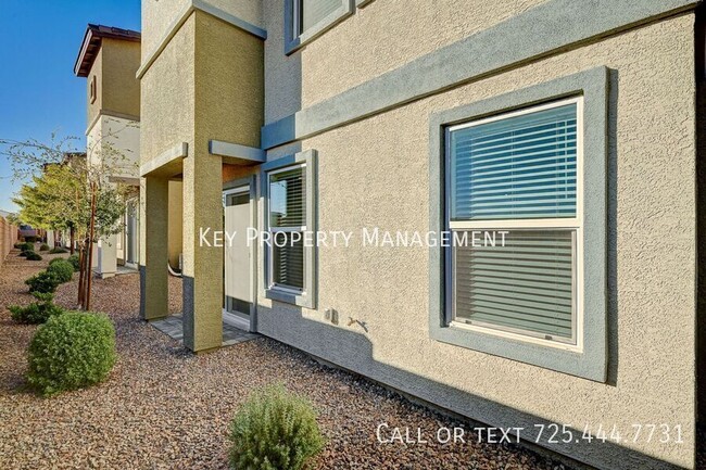 Building Photo - NEWER 3 BEDROOM 2.5 BATH TOWNHOME NEAR BLU...