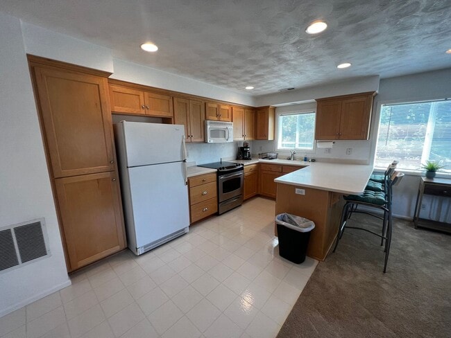 Building Photo - 4-Bedroom 3-Bathroom house with attached 1 bedroom apartment