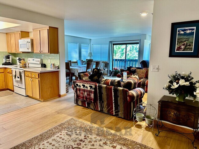 Building Photo - Adorable Condo - Perfect for Watching Suns...