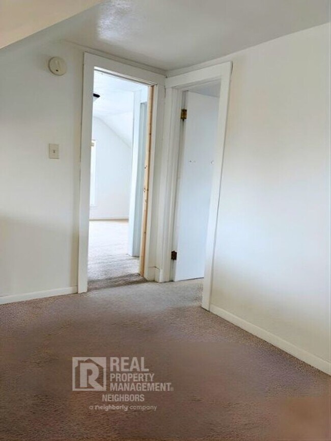 Building Photo - Welcome to Spacious 4 Bedroom, 1 Bathroom Holland Home