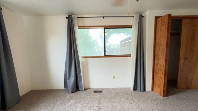 Building Photo - Welcome to this Charming 3 bedroom, 2 bath...