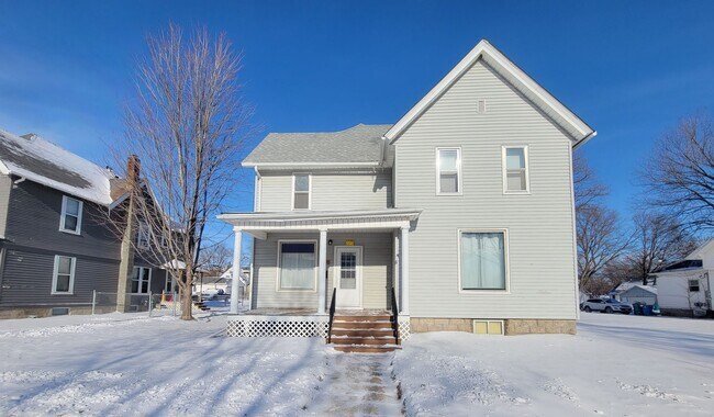 Building Photo - Large 2 Bedroom Side by Side Duplex