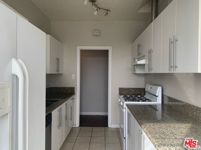 Building Photo - 259 S Elm Dr