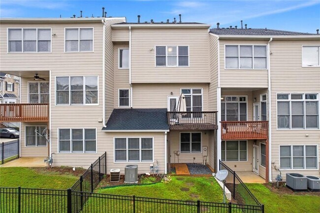 Building Photo - 319 Creekbank Way SE