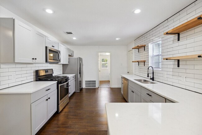 Building Photo - 3 Bedroom Single Family Home in San Antonio