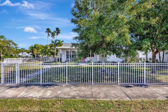 Building Photo - 736 Rockland Dr