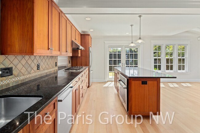 Building Photo - Exceptional Green Lake 3BR * Gorgeous In &...