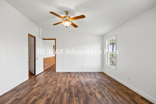Building Photo - Spacious 4 bedroom home in private setting