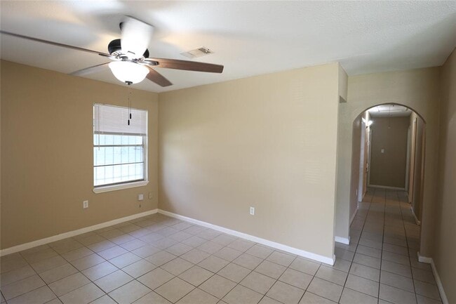 Building Photo - 5734 Lyndhurst Dr