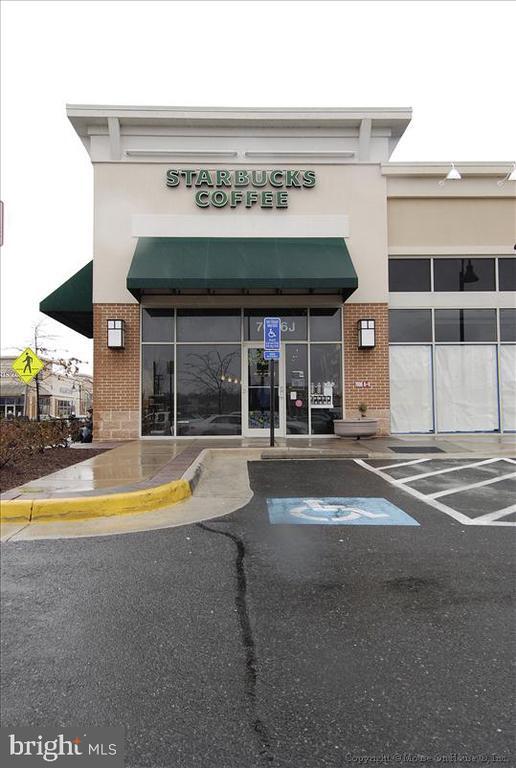 Building Photo - 8703 Village Green Ct