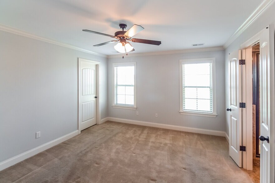 Building Photo - 5823 Bedford Pl