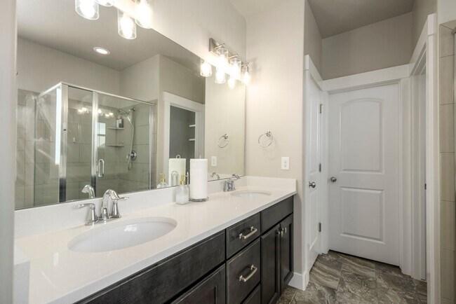 Building Photo - Beautiful Home In Clinton Area!