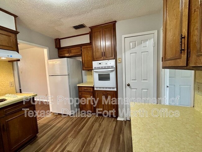 Building Photo - 2608 Oaks Dr