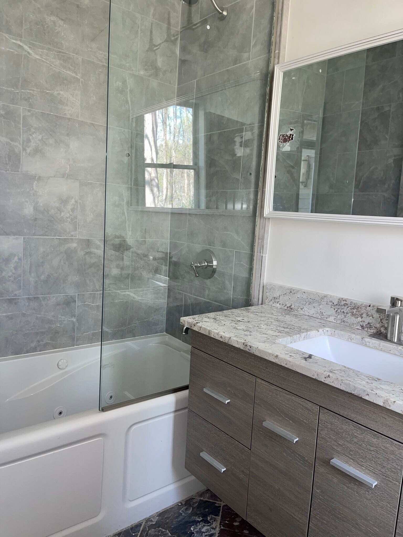 Building Photo - 915 Woodlawn Dr NE