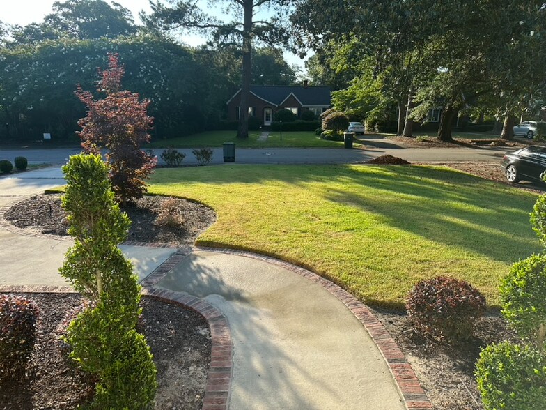 Building Photo - 749 Poinsettia St