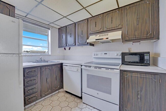 Building Photo - 2998 Sunrise Lakes Dr E