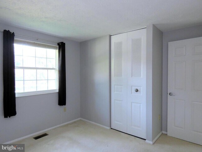Building Photo - 7125 Vantage Dr