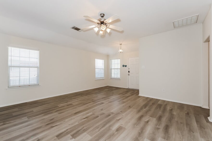 Building Photo - 4031 Ridgetop Dr