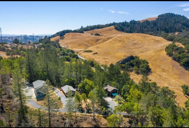 Building Photo - Unique large 1 bedroom 1 bath 4 car garage!!!