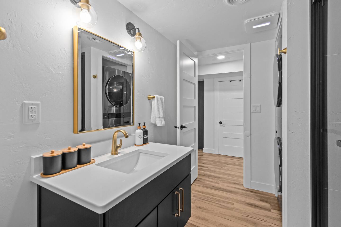 Building Photo - 1095 April Ln