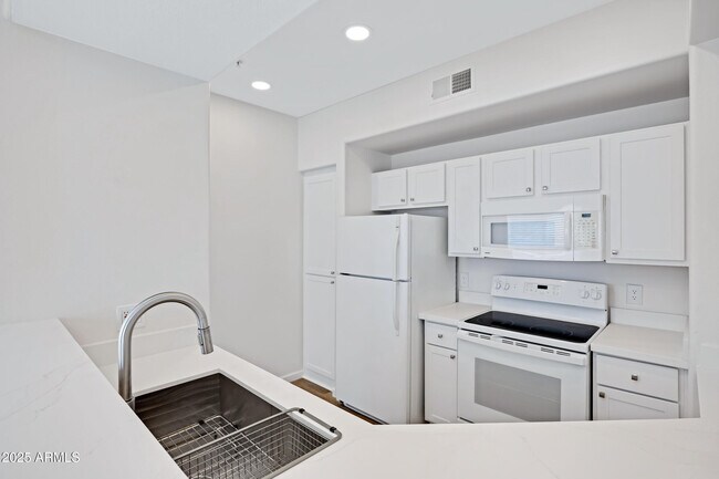 Building Photo - 13700 N Fountain Hills Blvd