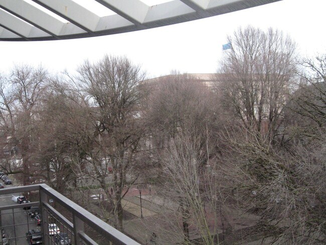 Building Photo - NO PARKING/2+ bed/2 bath top floor condo with full length balcony overlooking north park blocks/N...