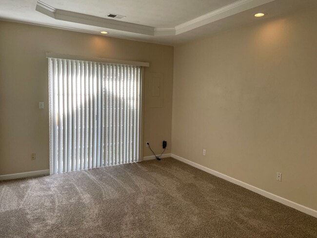 Building Photo - Spacious 4-Bedroom End-Unit Condo in Virgi...