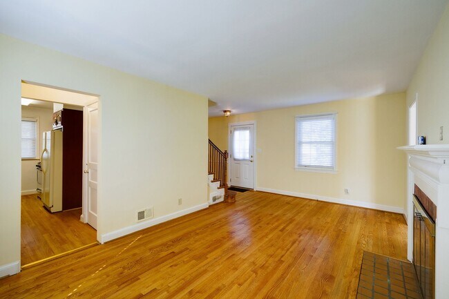 Building Photo - Charming 3BR/2BA Home with Bonus Room, Sunroom & Private Driveway – Prime Hyattsville Location!
