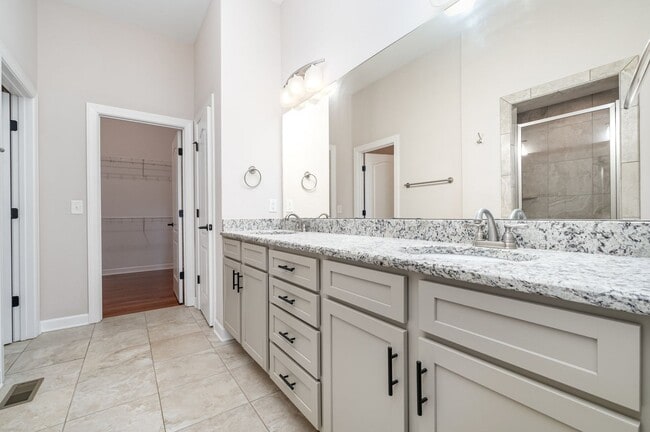 Building Photo - Charming Nolensville Home with Elegant Des...