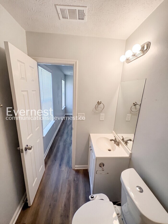 Building Photo - 206 Dove Pl