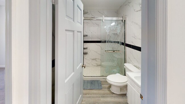 Building Photo - Queen room in 4-bed/2.0-bath Home