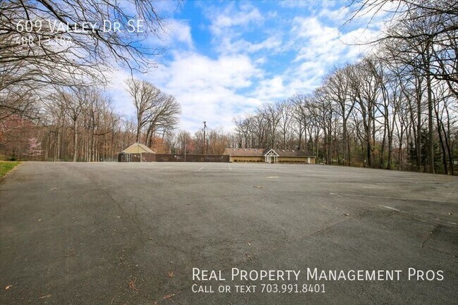 Building Photo - 609 Valley Dr SE