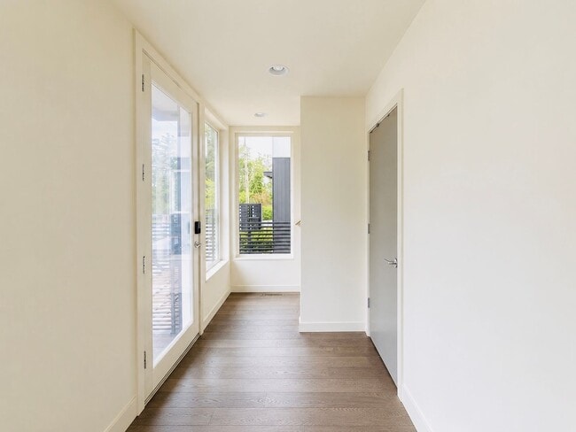 Building Photo - West Seattle/Pigeon Point Townhome