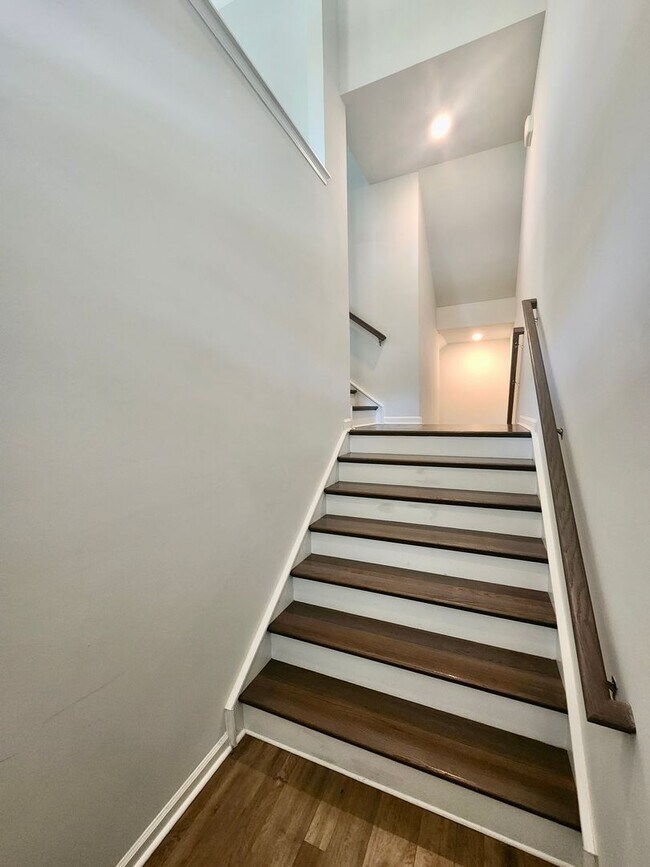 Building Photo - Well maintained end unit townhome in Grand...