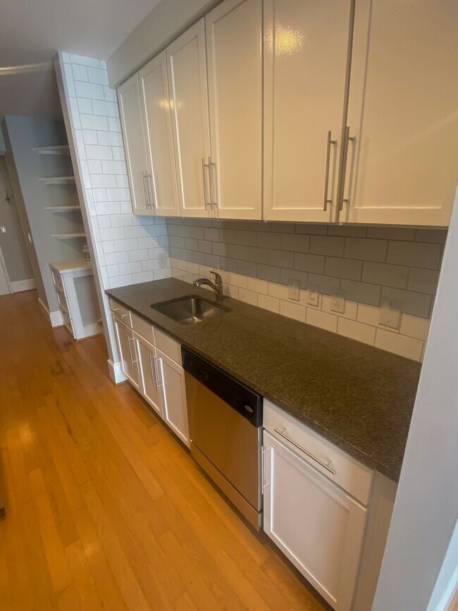 Building Photo - Open And Updated One Bedroom Apartment At ...