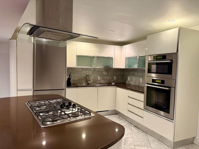 Building Photo - 2720 N Fillmore St