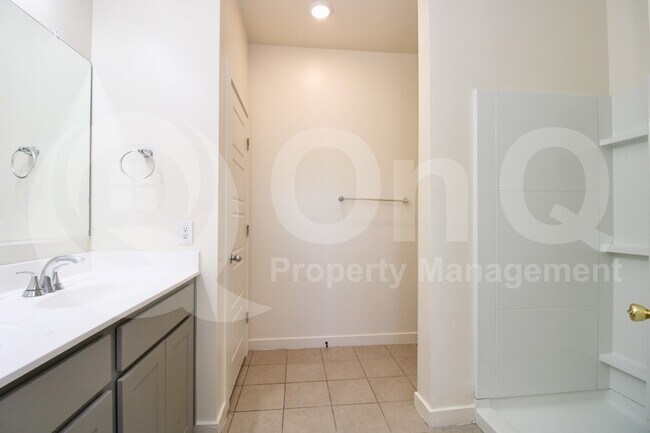 Building Photo - 744 E Diamond Dr