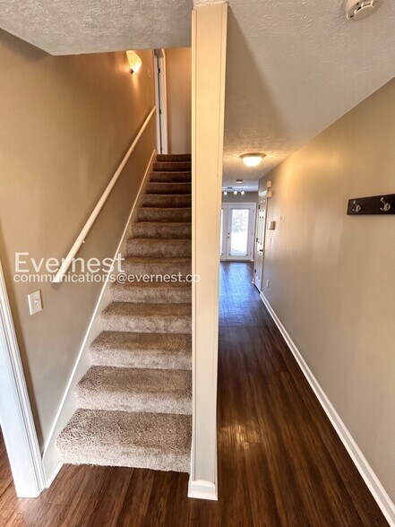 Building Photo - 608 Doral Pointe