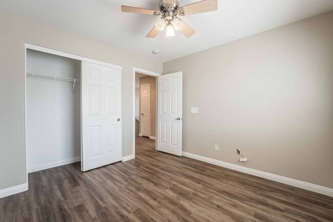 Building Photo - 3 BEDROOM HOUSE WITH OPEN FLOOR PLAN !!