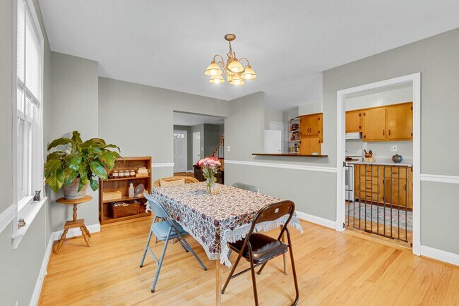 Building Photo - 3-bedroom, 1 and half bathroom end-of-group townhome in the quiet Stoneridge neighborhood in Towson