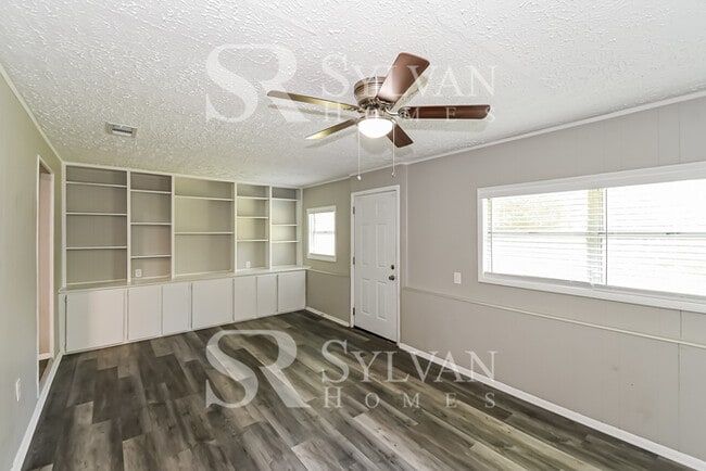 Building Photo - One-level living in this 3 BR, 2 BA home