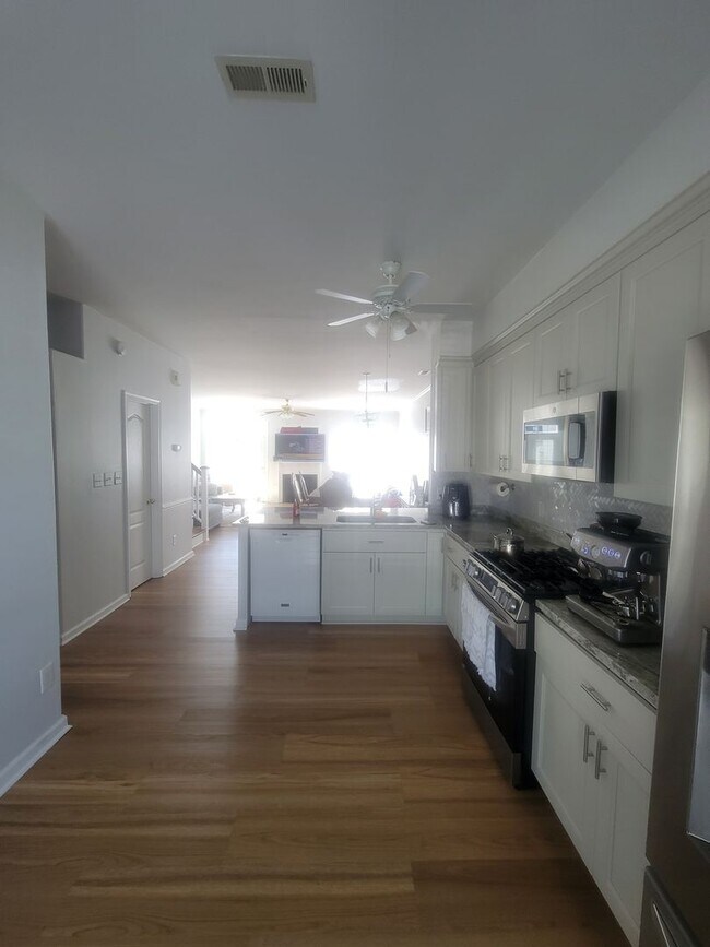 Building Photo - Beautifully Updated Townhouse in Sought-Af...