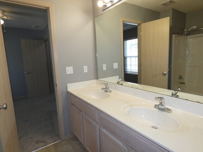 Building Photo - Renewed Townhome-4454 NE 83rd-Northland, K...