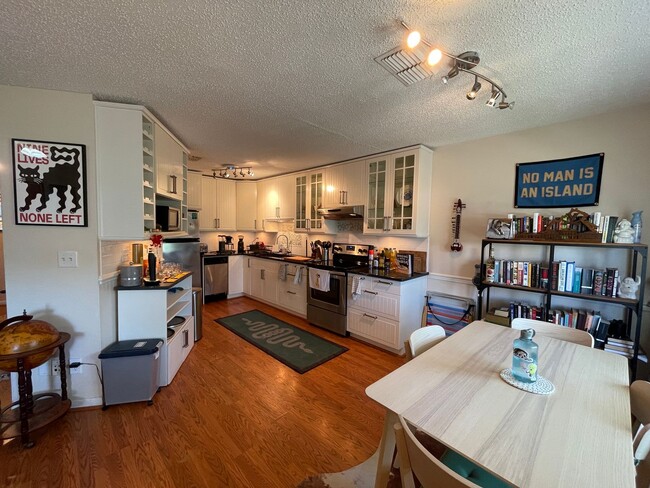 Building Photo - Lynnhaven Shores