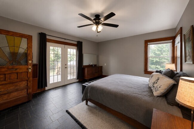 Building Photo - 2503 E 5th St